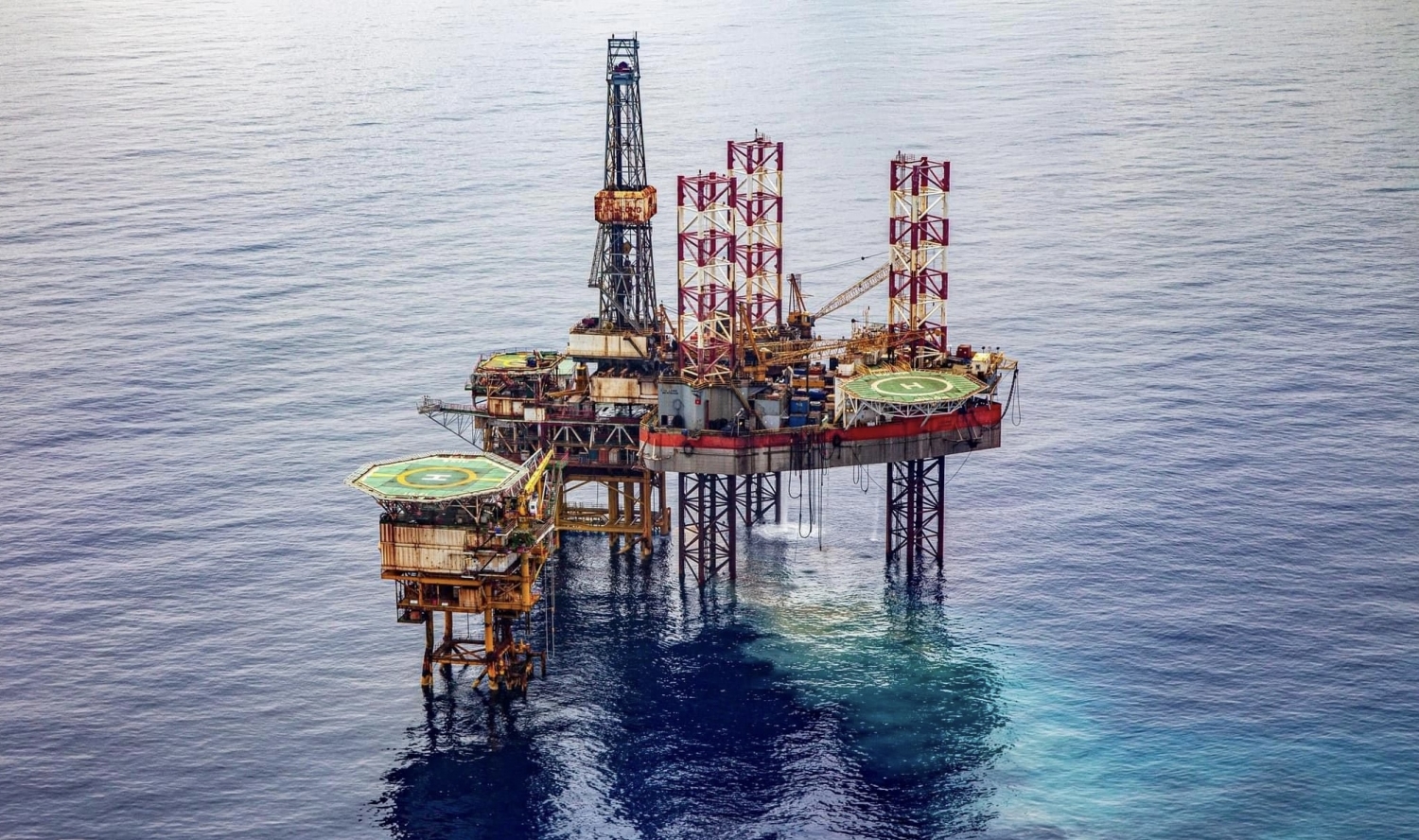Giá dầu tăng 2% do dự trữ dầu của Mỹ giảm, đồng USD yếu