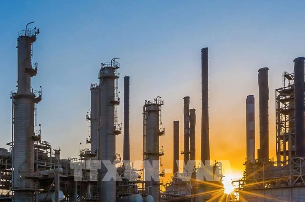 Giá dầu tiếp đà tăng do phong tỏa eo biển Hormuz