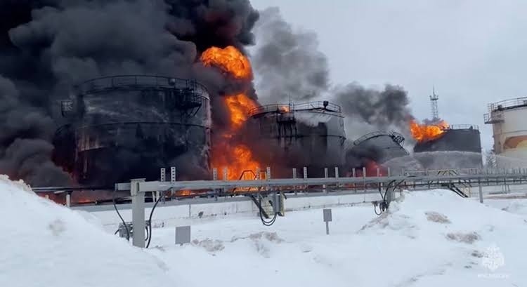 Ukraine lại tấn công một nhà máy lọc dầu lớn của Nga