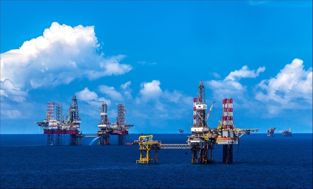 Triển vọng mở lại eo biển Hormuz mờ nhạt, giá dầu bật tăng 5%