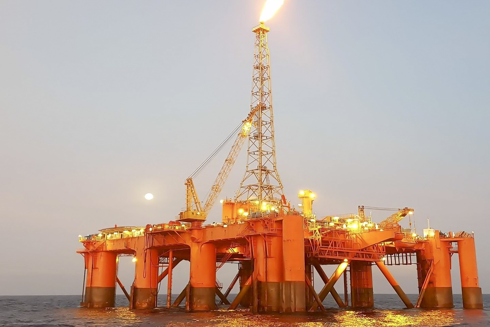 Giá dầu thế giới tăng mạnh do lo ngại thỏa thuận ngừng bắn Mỹ-Iran đổ vỡ