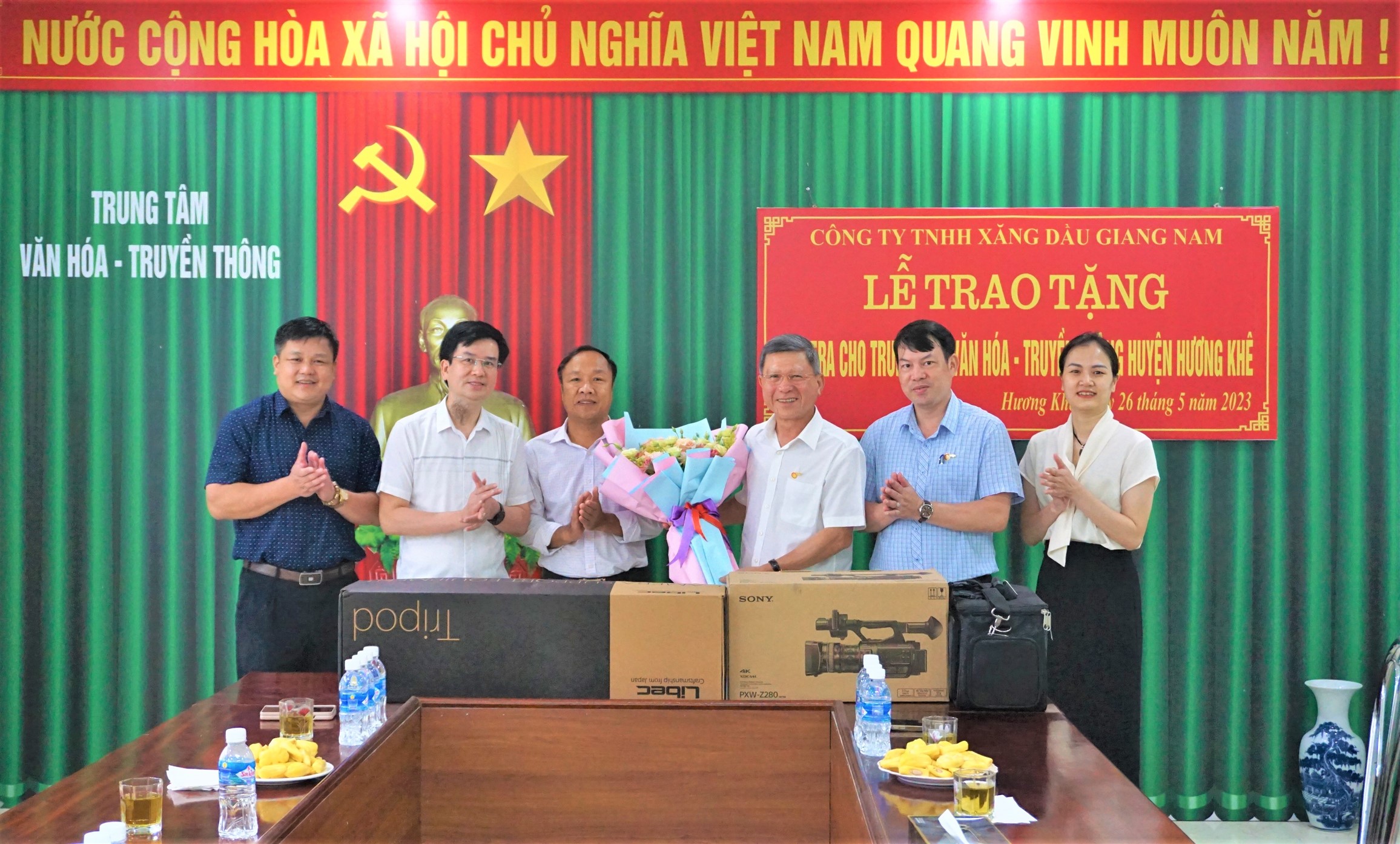 Công ty TNHH Xăng dầu Giang Nam trao tặng Camera cho Trung tâm VH-TT Hương Khê