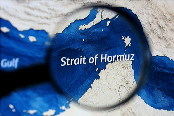 Tàu thuyền mắc kẹt tại eo biển Hormuz đến khi nào?