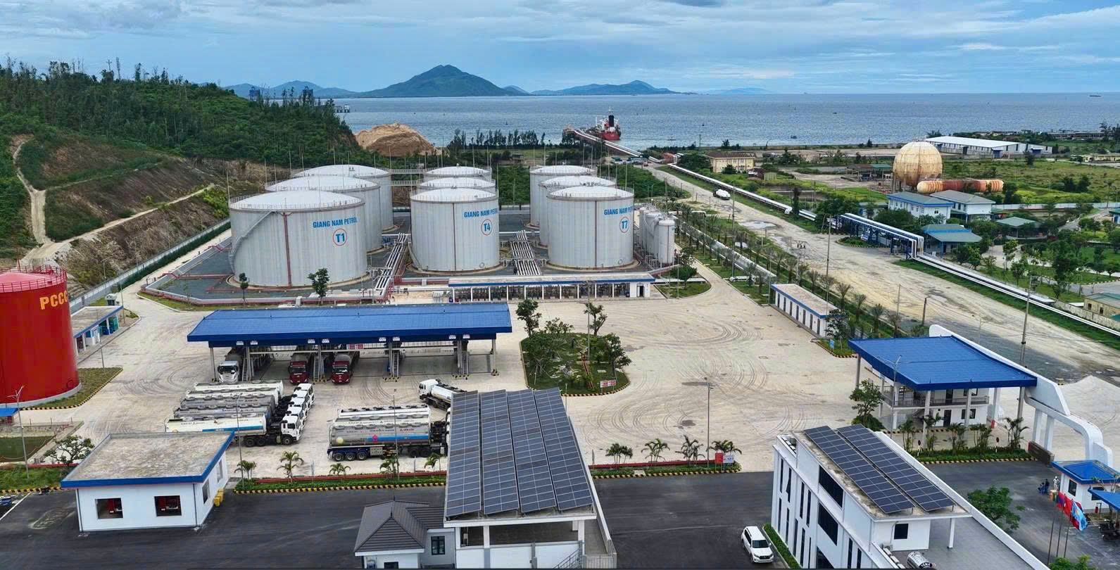 CHUYẾN HÀNG ĐẦU TIÊN CỦA TỔNG KHO XĂNG DẦU GIANG NAM- MỘT DẤU MỐC- MỘT HÀNH TRÌNH