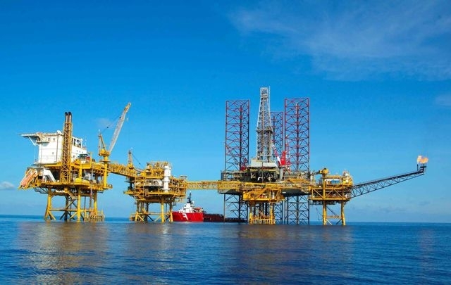 Giá dầu thế giới tăng gần 2% lên mức cao nhất 5 tuần