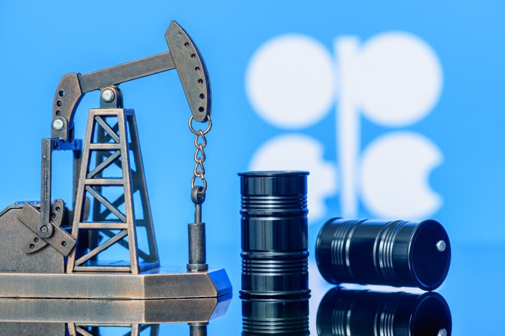 OPEC+ tính tăng sản lượng dầu từ tháng 10, giá vẫn neo cao