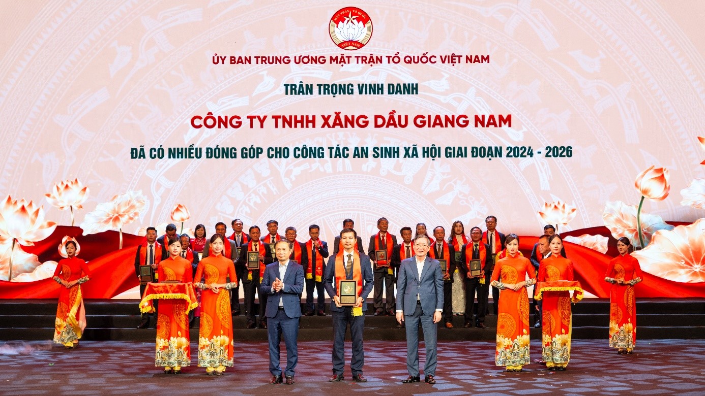 Nhan cup vinh danh lam cong tac xa hoi 